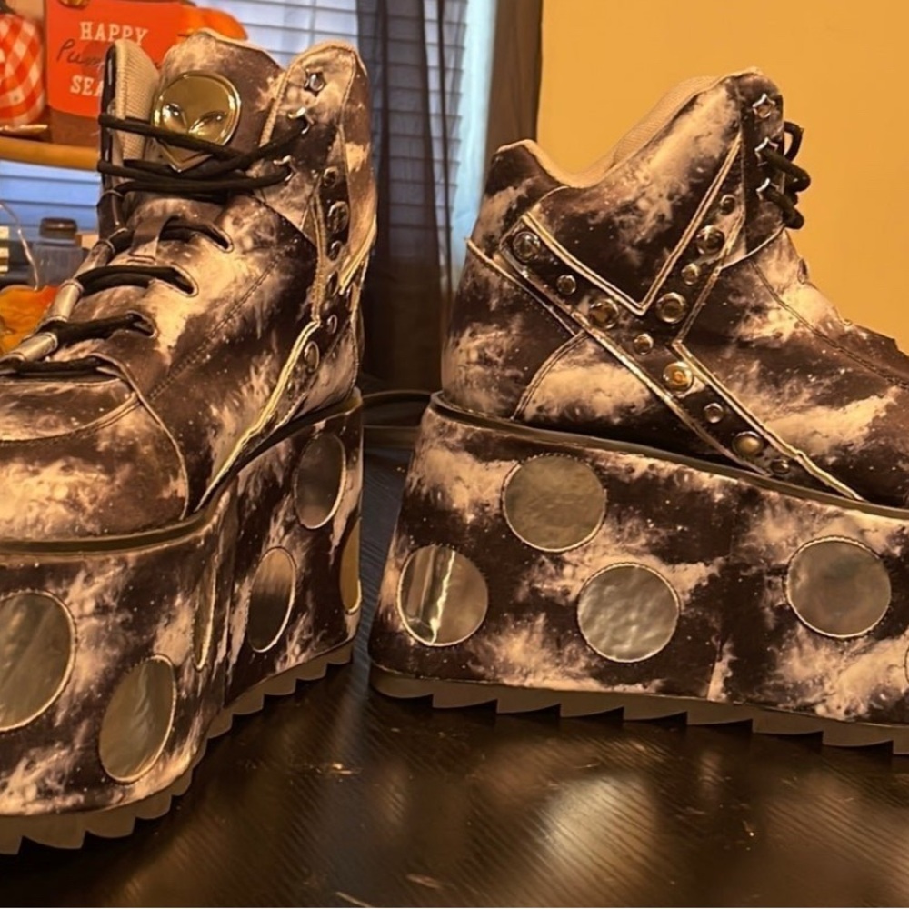 Yru Alien Design Platform Sneakers - image 4